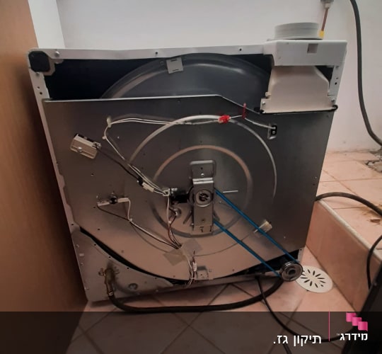 פירוק ותיקון של מייבש כביסה על גז באמצעות כלי עבודה